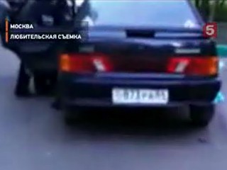 Видеоновость: Страшное ДТП в Москве: автомобиль сбил пешехода и протащил за собой  почти километр