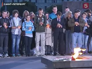 Видеоновость: Тысячи жителей зажгли свечи в память о погибших в Великой Отечественной войне