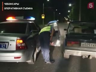 Видеоновость: Полицейским пришлось строить настоящие укрепеления, чтобы остановить пьяного водителя