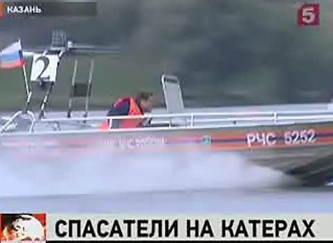 Видеоновость: В Казани люди в форме устроили гонки на воде на скоростных катерах