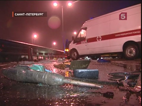 Видеоновость: На Кольцевой дороге Петербурга микроавтобус протаранил бригаду эелектромонтажников