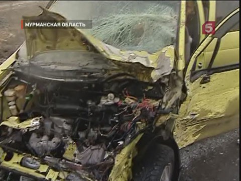 Видеоновость: В Мурманской области водитель малолитражки вылетел на полосу встречного движения и врезался в КАМАЗ