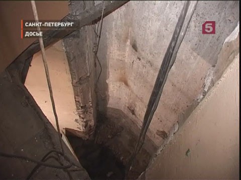 Видеоновость: Женщине оторвало ногу лифтом, она скончалась на месте
