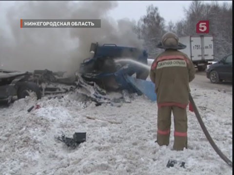Видеоновость: Фура выехала на встречную полосу и врезалась в автопоезд
