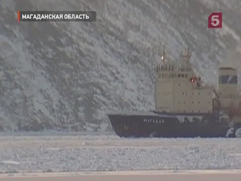 Видеоновость: Сухогруз «Золотая Колыма» и еще десятки судов никак не могут войти в Магаданский торговый порт