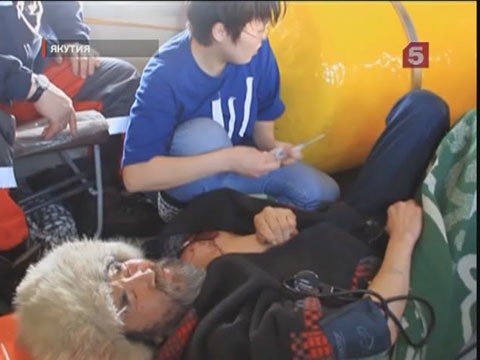 Видеоновость: Якутские спасатели с риском для жизни эвакуировали раненого оленевода