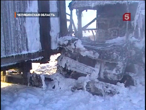 Видеоновость: Два человека погибли и еще семь пострадали при столкновении маршрутки и фурой под Челябинском