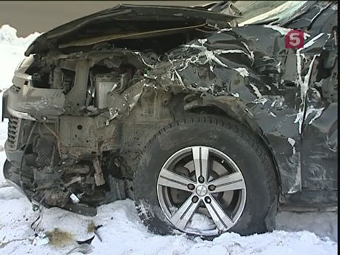 Видеоновость: Три человека пострадали при столкновении "скорой" с внедорожником в Петербурге