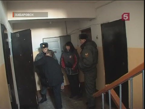 Видеоновость: В Хабаровске полицейские целый час осаждали квартиру, в которой закрылся пьяный хозяин