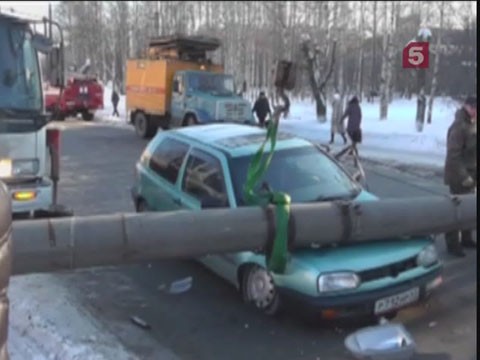 Видеоновость: В Кирове одна на движущуюся по улице машину рухнул фонарный столб