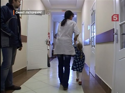 Видеоновость: Супружеская пара демонстративно отказалась от усыновленных детей