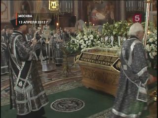 Видеоновость: В храме Христа Спасителя патриарх Кирилл начнет торжественную утреннюю литургию в честь Великой Субботы