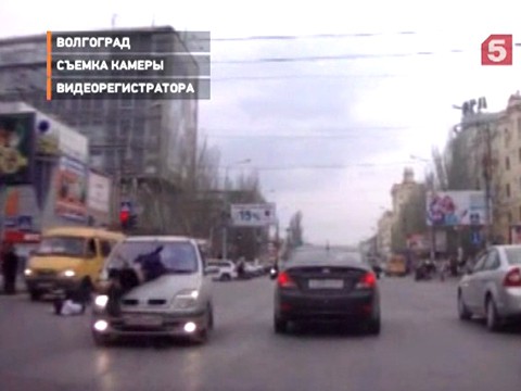 Видеоновость: Волгоградских студенток на полном ходу сбила машина, каким то чудом девушки остались целы