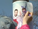 Помогут ли прохожие разукрасить плакат с "плохим" братом? Помогут ли прохожие разукрасить плакат с "плохим" братом?