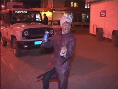 Видеоновость: Участники драки были так пьяны, что пустить в ход нож не хватило сил