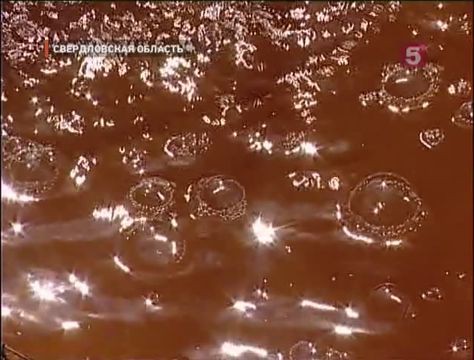 Видеоновость: В городе Дегтярске в Свердловской области речка стала оранжевой
