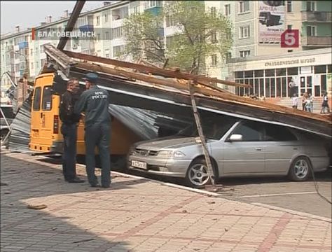 Видеоновость: В Благовещенске ветром сорвало крышу с трехэтажного дома, пострадали  женщина и двухлетний ребенок