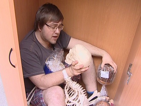 Как выбраться из чужого шкафа и остаться незамеченным? Как выбраться из чужого шкафа и остаться незамеченным?
