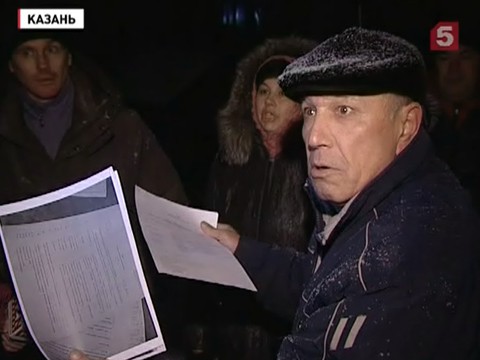 В Казани судебные приставы штурмом взяли аварийный барак В Казани судебные приставы штурмом взяли аварийный барак