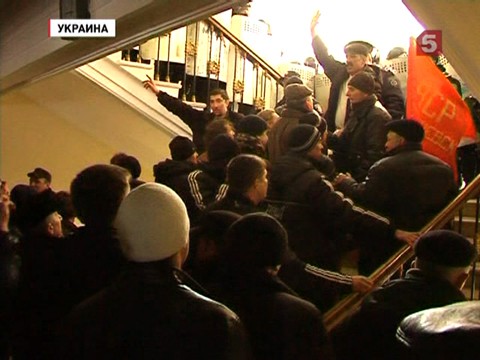 В Луганске митингующие свергли губернатора В Луганске митингующие свергли губернатора