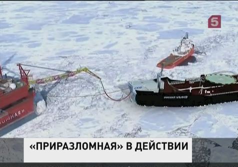Россия начала добывать нефть на платформе "Приразломная" Россия начала добывать нефть на платформе "Приразломная"
