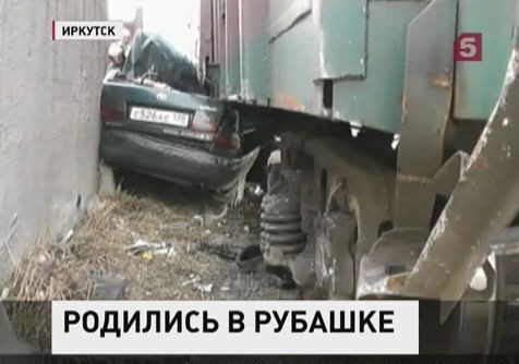 Тепловоз переехал автомобиль с пассажирами в Иркутске Тепловоз переехал автомобиль с пассажирами в Иркутске
