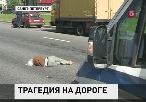 Водитель микроавтобуса В Петербурге насмерть сбил пожилую женщину