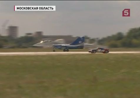В Московской области лётчики-истребители решили посоревноваться с автогонщиками В Московской области лётчики-истребители решили посоревноваться с автогонщиками