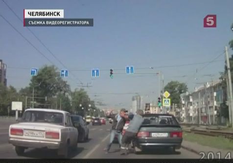 В Челябинске мужчина избил пенсионера В Челябинске мужчина избил пенсионера