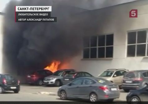 В Петербурге сняли на камеру, как горит немецкий седан В Петербурге сняли на камеру, как горит немецкий седан