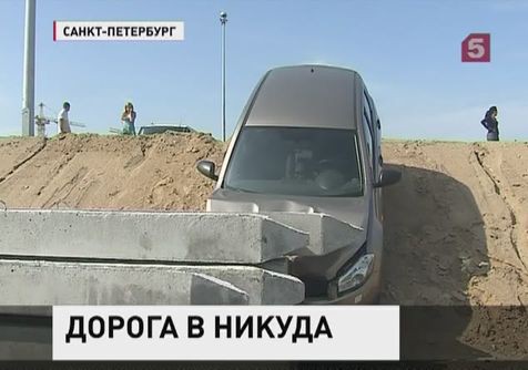 Огромная канава на дороге в Петербурге не имеет специальных ограждений Огромная канава на дороге в Петербурге не имеет специальных ограждений