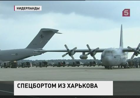 В Эйндховене приземлились самолеты с останками жертв крушения «Боинга» В Эйндховене приземлились самолеты с останками жертв крушения «Боинга»