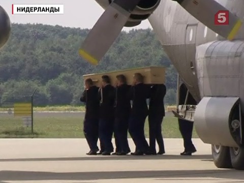 В Нидерландах опознан первый погибший в катастрофе Боинга В Нидерландах опознан первый погибший в катастрофе Боинга