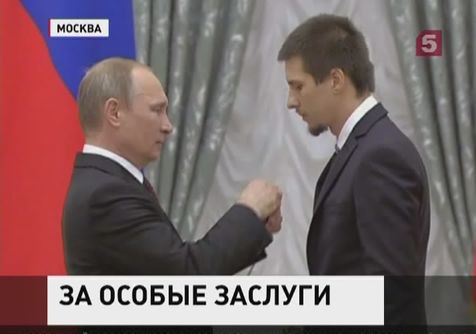 Владимир Путин вручил госнаграды выдающимся россиянам Владимир Путин вручил госнаграды выдающимся россиянам