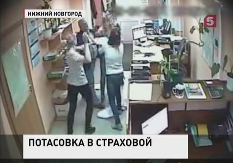 Недовольные клиенты устроили погром в офисе страховой компании в Нижнем Новгороде