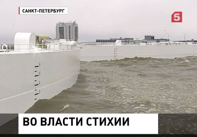 Шторм в Санкт-Петербурге.  В порт не смогли зайти шесть судов
