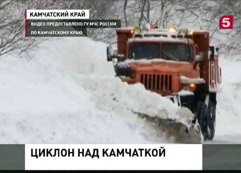 На Камчатку обрушился мощный снежный циклон