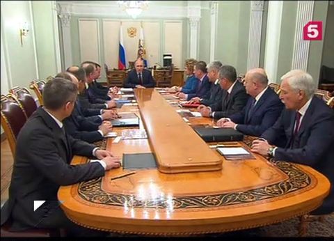 Путин обсудил с членами Совета безопасности ситуацию на Украине Путин обсудил с членами Совета безопасности ситуацию на Украине