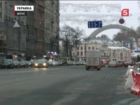 В Киеве люди несут цветы к российскому посольству В Киеве люди несут цветы к российскому посольству