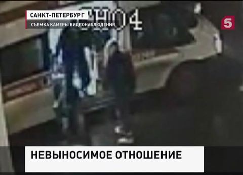 Камера видеонаблюдения зафиксировала грубое поведение врачей скорой помощи Камера видеонаблюдения зафиксировала грубое поведение врачей скорой помощи