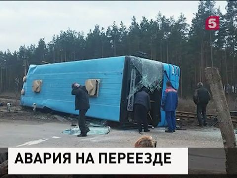 В Ленинградской области рейсовый автобус столкнулся с тепловозом