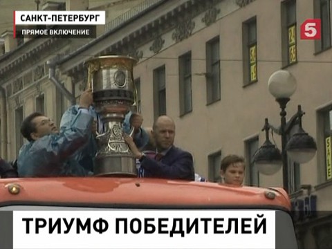 Петербург встречает героев. В центре города чествуют хоккеистов СКА - обладателей Кубка Гагарина