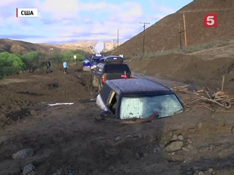 В Калифорнии автодороги превратились в грязевые реки