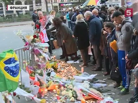 Парижане несли цветы и свечи к статуе Республики в память о жертвах терактов
