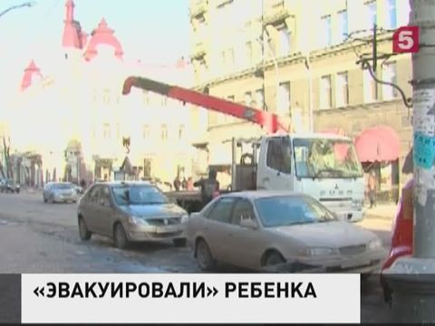 В Иркутске эвакуатор увез автомобиль с ребенком