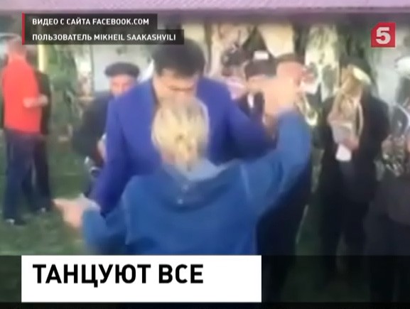 Во время поездки по Одесской области Саакашвили сплясал с местной жительницей