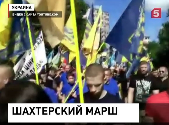Несколько сотен человек пикетируют здание кабинета министров Украины