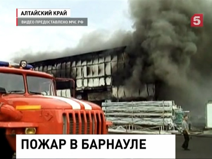 В Барнауле сгорел склад пластиковых окон, погиб человек