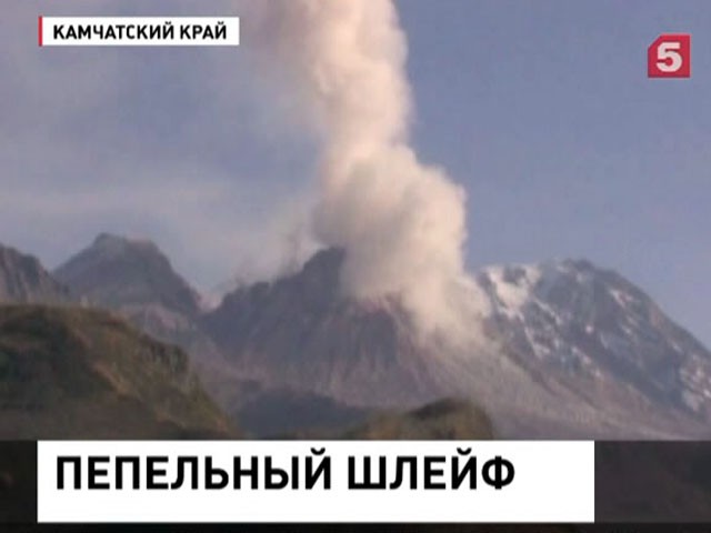 Вулкан Ключевской на Камчатке выбросил столб пепла и дыма на высоту 6 километров