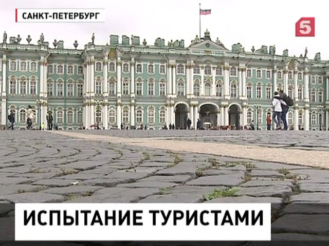 На Дворцовой площади в Петербурге восстанавливают брусчатку, которую туристы разобрали на сувениры